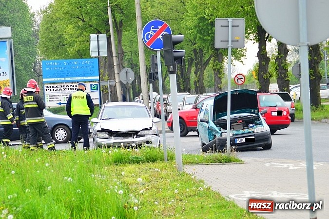 Zdjęcie w galerii na portalu naszraciborz.pl: Kraksa na mycie - zderzyły się punto i opel wiadomości z regionu