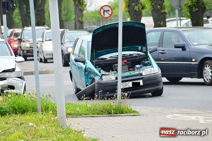 Zdjęcie w galerii na portalu naszraciborz.pl: Kraksa na mycie - zderzyły się punto i opel wiadomości z regionu