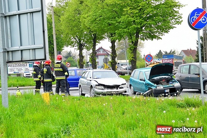 Zdjęcie w galerii na portalu naszraciborz.pl: Kraksa na mycie - zderzyły się punto i opel wiadomości z regionu