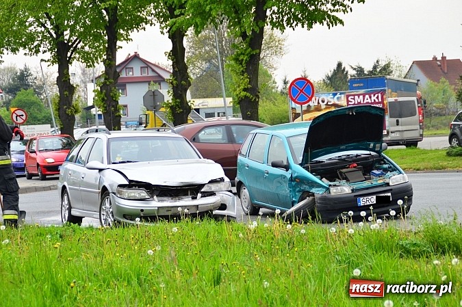 Zdjęcie w galerii na portalu naszraciborz.pl: Kraksa na mycie - zderzyły się punto i opel wiadomości z regionu