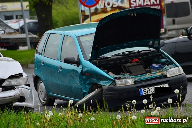 Zdjęcie w galerii na portalu naszraciborz.pl: Kraksa na mycie - zderzyły się punto i opel wiadomości z regionu