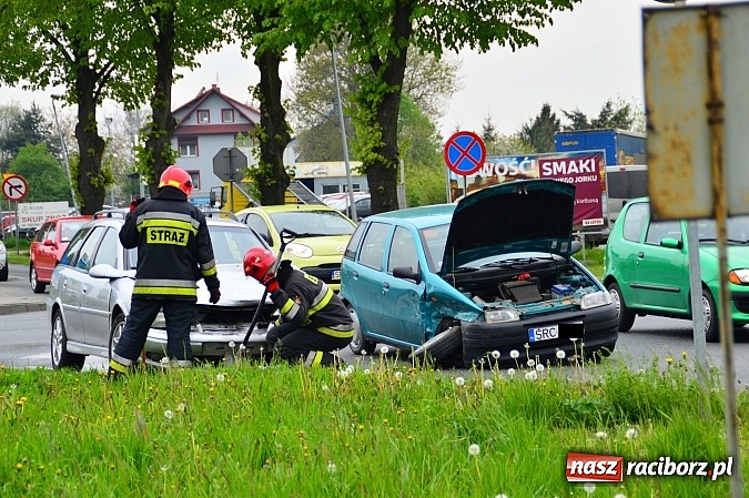 Zdjęcie w galerii na portalu naszraciborz.pl: Kraksa na mycie - zderzyły się punto i opel wiadomości z regionu