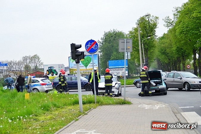 Zdjęcie w galerii na portalu naszraciborz.pl: Kraksa na mycie - zderzyły się punto i opel wiadomości z regionu