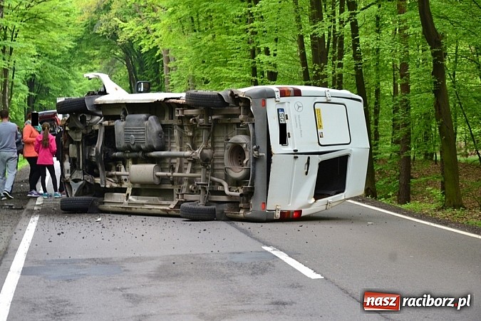 Zdjęcie w galerii na portalu naszraciborz.pl: Czołowe zderzenie busa z BMW! DW919 na odcinku Jankowice-Rudy zablokowana!  wiadomości z regionu