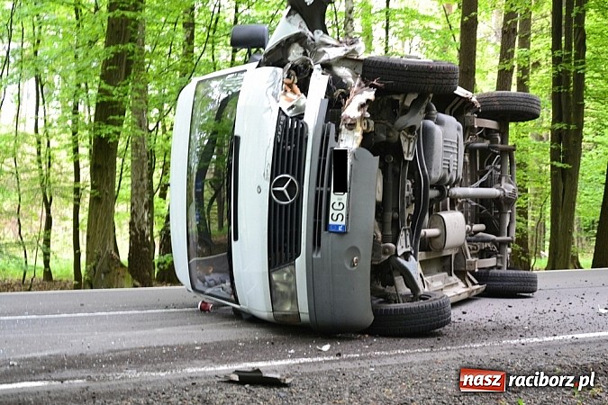 Zdjęcie w galerii na portalu naszraciborz.pl: Czołowe zderzenie busa z BMW! DW919 na odcinku Jankowice-Rudy zablokowana!  wiadomości z regionu
