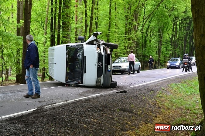 Zdjęcie w galerii na portalu naszraciborz.pl: Czołowe zderzenie busa z BMW! DW919 na odcinku Jankowice-Rudy zablokowana!  wiadomości z regionu
