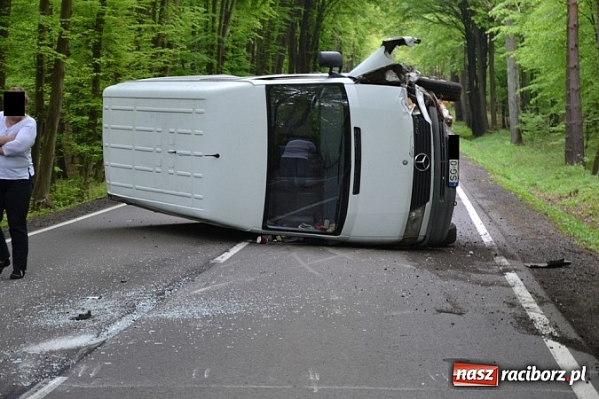 Zdjęcie w galerii na portalu naszraciborz.pl: Czołowe zderzenie busa z BMW! DW919 na odcinku Jankowice-Rudy zablokowana!  wiadomości z regionu