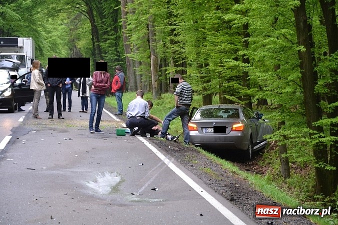 Zdjęcie w galerii na portalu naszraciborz.pl: Czołowe zderzenie busa z BMW! DW919 na odcinku Jankowice-Rudy zablokowana!  wiadomości z regionu