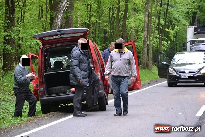 Zdjęcie w galerii na portalu naszraciborz.pl: Czołowe zderzenie busa z BMW! DW919 na odcinku Jankowice-Rudy zablokowana!  wiadomości z regionu