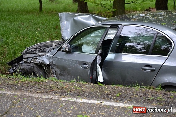 Zdjęcie w galerii na portalu naszraciborz.pl: Czołowe zderzenie busa z BMW! DW919 na odcinku Jankowice-Rudy zablokowana!  wiadomości z regionu