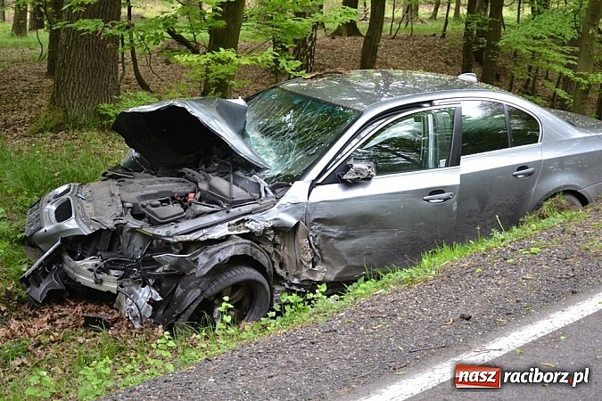 Zdjęcie w galerii na portalu naszraciborz.pl: Czołowe zderzenie busa z BMW! DW919 na odcinku Jankowice-Rudy zablokowana!  wiadomości z regionu