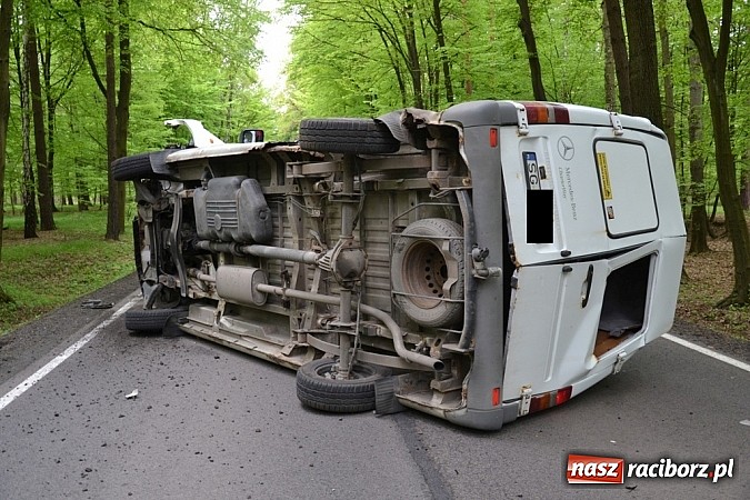 Zdjęcie w galerii na portalu naszraciborz.pl: Czołowe zderzenie busa z BMW! DW919 na odcinku Jankowice-Rudy zablokowana!  wiadomości z regionu