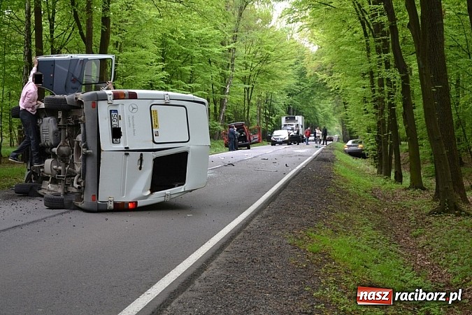 Zdjęcie w galerii na portalu naszraciborz.pl: Czołowe zderzenie busa z BMW! DW919 na odcinku Jankowice-Rudy zablokowana!  wiadomości z regionu