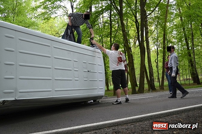 Zdjęcie w galerii na portalu naszraciborz.pl: Czołowe zderzenie busa z BMW! DW919 na odcinku Jankowice-Rudy zablokowana!  wiadomości z regionu