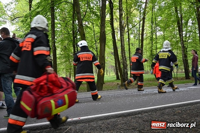 Zdjęcie w galerii na portalu naszraciborz.pl: Czołowe zderzenie busa z BMW! DW919 na odcinku Jankowice-Rudy zablokowana!  wiadomości z regionu