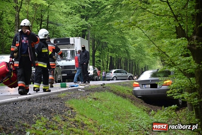 Zdjęcie w galerii na portalu naszraciborz.pl: Czołowe zderzenie busa z BMW! DW919 na odcinku Jankowice-Rudy zablokowana!  wiadomości z regionu