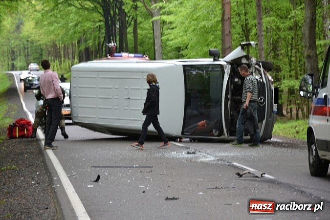 Zdjęcie w galerii na portalu naszraciborz.pl: Czołowe zderzenie busa z BMW! DW919 na odcinku Jankowice-Rudy zablokowana!  wiadomości z regionu