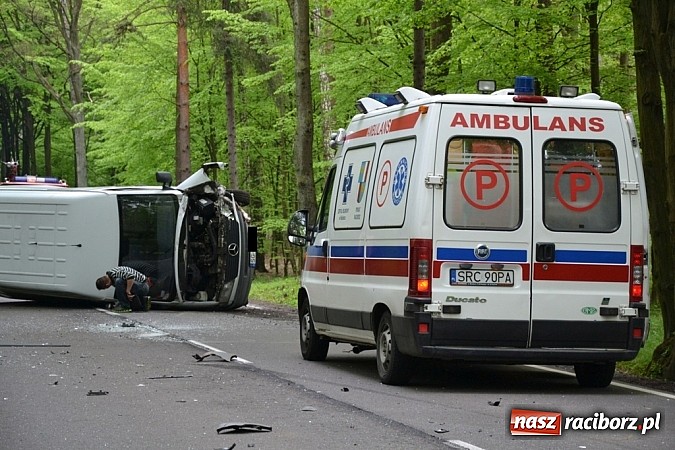 Zdjęcie w galerii na portalu naszraciborz.pl: Czołowe zderzenie busa z BMW! DW919 na odcinku Jankowice-Rudy zablokowana!  wiadomości z regionu