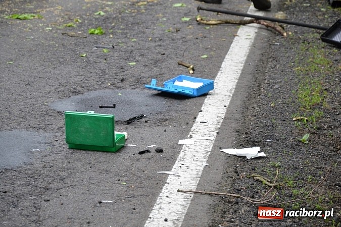 Zdjęcie w galerii na portalu naszraciborz.pl: Czołowe zderzenie busa z BMW! DW919 na odcinku Jankowice-Rudy zablokowana!  wiadomości z regionu