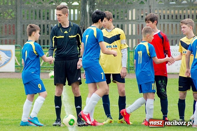 Zdjęcie w galerii na portalu naszraciborz.pl: Słaby początek, dobra końcówka. Trampkarze Ikara pokonali Nędzę wiadomości z regionu