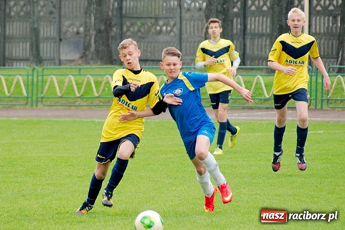 Zdjęcie w galerii na portalu naszraciborz.pl: Słaby początek, dobra końcówka. Trampkarze Ikara pokonali Nędzę wiadomości z regionu