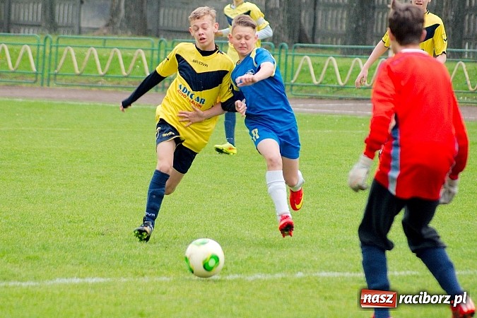 Zdjęcie w galerii na portalu naszraciborz.pl: Słaby początek, dobra końcówka. Trampkarze Ikara pokonali Nędzę wiadomości z regionu