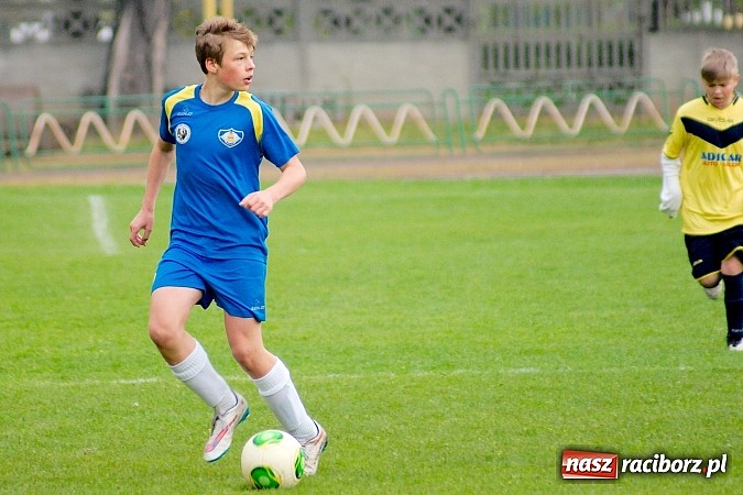 Zdjęcie w galerii na portalu naszraciborz.pl: Słaby początek, dobra końcówka. Trampkarze Ikara pokonali Nędzę wiadomości z regionu