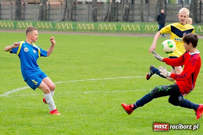 Zdjęcie w galerii na portalu naszraciborz.pl: Słaby początek, dobra końcówka. Trampkarze Ikara pokonali Nędzę wiadomości z regionu