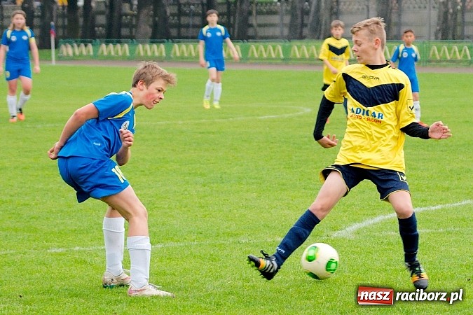 Zdjęcie w galerii na portalu naszraciborz.pl: Słaby początek, dobra końcówka. Trampkarze Ikara pokonali Nędzę wiadomości z regionu