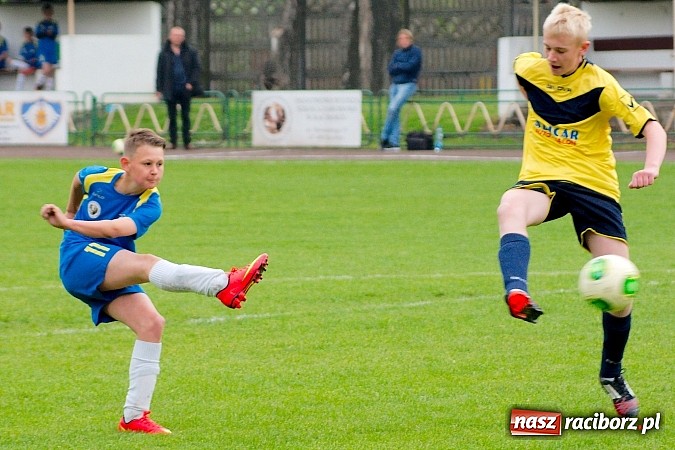Zdjęcie w galerii na portalu naszraciborz.pl: Słaby początek, dobra końcówka. Trampkarze Ikara pokonali Nędzę wiadomości z regionu