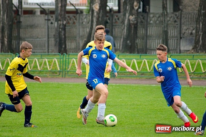 Zdjęcie w galerii na portalu naszraciborz.pl: Słaby początek, dobra końcówka. Trampkarze Ikara pokonali Nędzę wiadomości z regionu