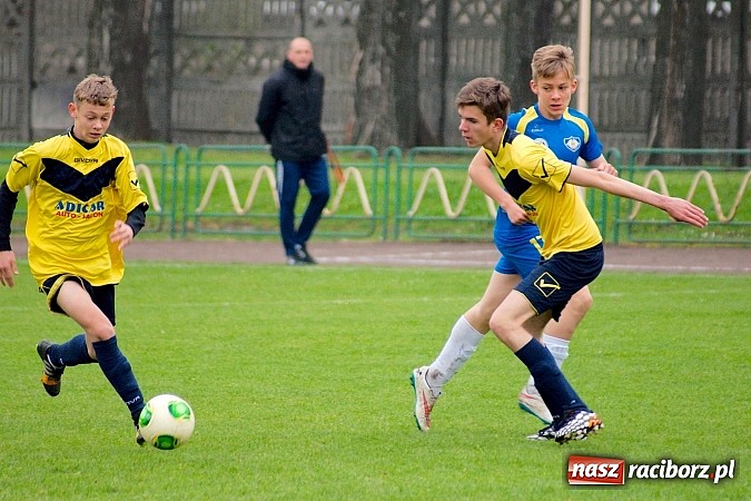 Zdjęcie w galerii na portalu naszraciborz.pl: Słaby początek, dobra końcówka. Trampkarze Ikara pokonali Nędzę wiadomości z regionu