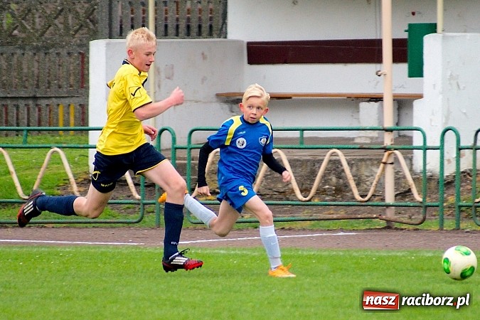 Zdjęcie w galerii na portalu naszraciborz.pl: Słaby początek, dobra końcówka. Trampkarze Ikara pokonali Nędzę wiadomości z regionu