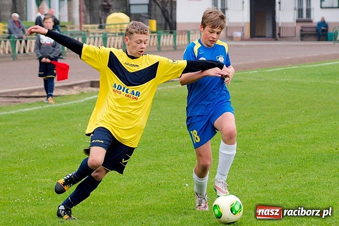 Zdjęcie w galerii na portalu naszraciborz.pl: Słaby początek, dobra końcówka. Trampkarze Ikara pokonali Nędzę wiadomości z regionu