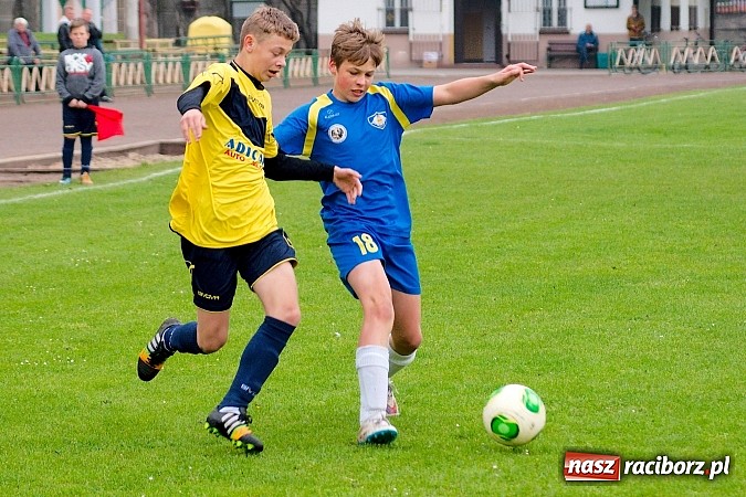 Zdjęcie w galerii na portalu naszraciborz.pl: Słaby początek, dobra końcówka. Trampkarze Ikara pokonali Nędzę wiadomości z regionu