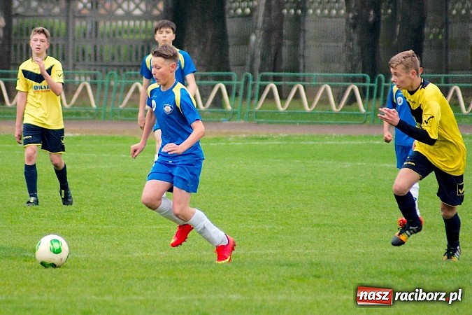 Zdjęcie w galerii na portalu naszraciborz.pl: Słaby początek, dobra końcówka. Trampkarze Ikara pokonali Nędzę wiadomości z regionu