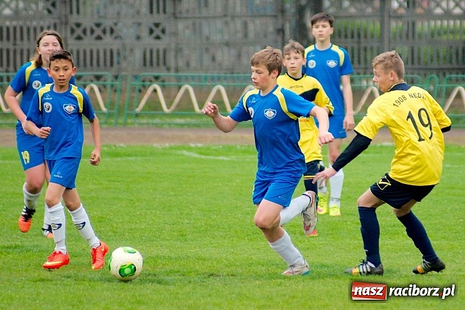Zdjęcie w galerii na portalu naszraciborz.pl: Słaby początek, dobra końcówka. Trampkarze Ikara pokonali Nędzę wiadomości z regionu