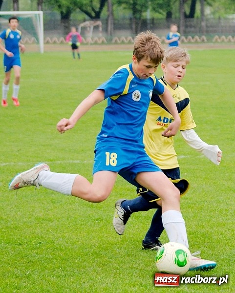 Zdjęcie w galerii na portalu naszraciborz.pl: Słaby początek, dobra końcówka. Trampkarze Ikara pokonali Nędzę wiadomości z regionu