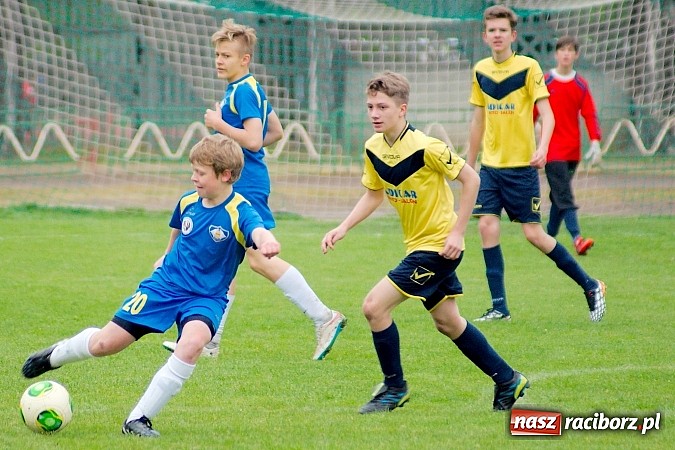 Zdjęcie w galerii na portalu naszraciborz.pl: Słaby początek, dobra końcówka. Trampkarze Ikara pokonali Nędzę wiadomości z regionu