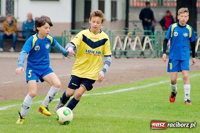 Zdjęcie w galerii na portalu naszraciborz.pl: Słaby początek, dobra końcówka. Trampkarze Ikara pokonali Nędzę wiadomości z regionu