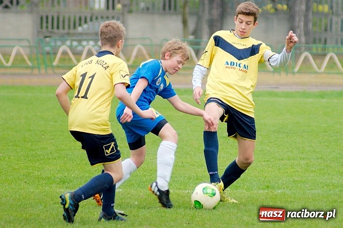 Zdjęcie w galerii na portalu naszraciborz.pl: Słaby początek, dobra końcówka. Trampkarze Ikara pokonali Nędzę wiadomości z regionu