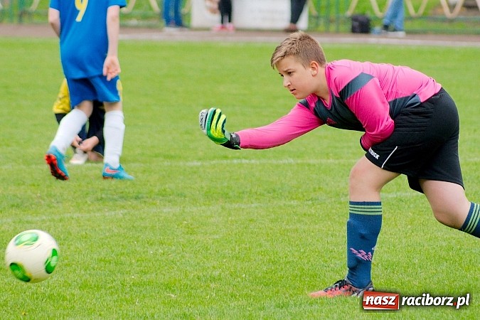 Zdjęcie w galerii na portalu naszraciborz.pl: Słaby początek, dobra końcówka. Trampkarze Ikara pokonali Nędzę wiadomości z regionu