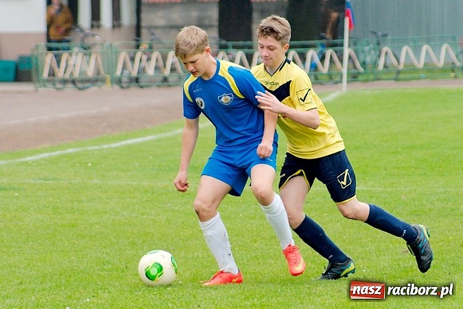 Zdjęcie w galerii na portalu naszraciborz.pl: Słaby początek, dobra końcówka. Trampkarze Ikara pokonali Nędzę wiadomości z regionu