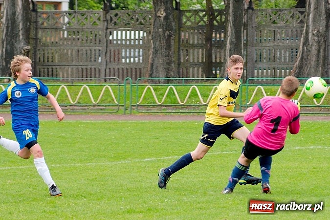Zdjęcie w galerii na portalu naszraciborz.pl: Słaby początek, dobra końcówka. Trampkarze Ikara pokonali Nędzę wiadomości z regionu