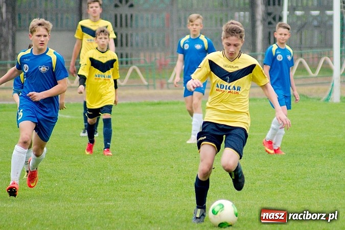 Zdjęcie w galerii na portalu naszraciborz.pl: Słaby początek, dobra końcówka. Trampkarze Ikara pokonali Nędzę wiadomości z regionu