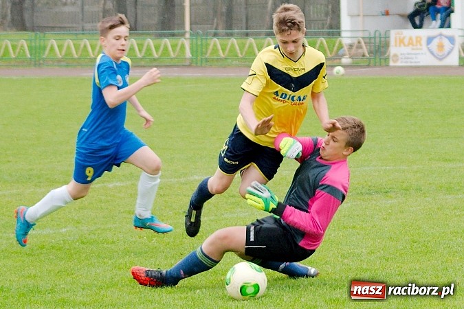 Zdjęcie w galerii na portalu naszraciborz.pl: Słaby początek, dobra końcówka. Trampkarze Ikara pokonali Nędzę wiadomości z regionu