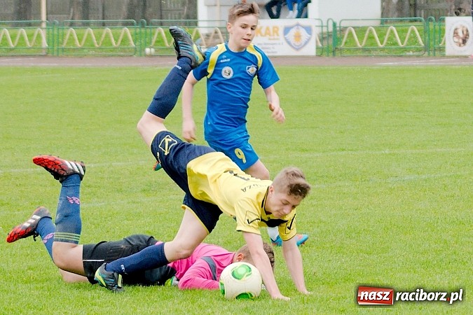 Zdjęcie w galerii na portalu naszraciborz.pl: Słaby początek, dobra końcówka. Trampkarze Ikara pokonali Nędzę wiadomości z regionu