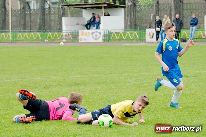 Zdjęcie w galerii na portalu naszraciborz.pl: Słaby początek, dobra końcówka. Trampkarze Ikara pokonali Nędzę wiadomości z regionu
