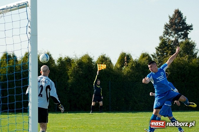 Zdjęcie w galerii na portalu naszraciborz.pl: Bartosz Cojg czarnym koniem Markowic. Rezerwy Gaszowic na kolanach wiadomości z regionu