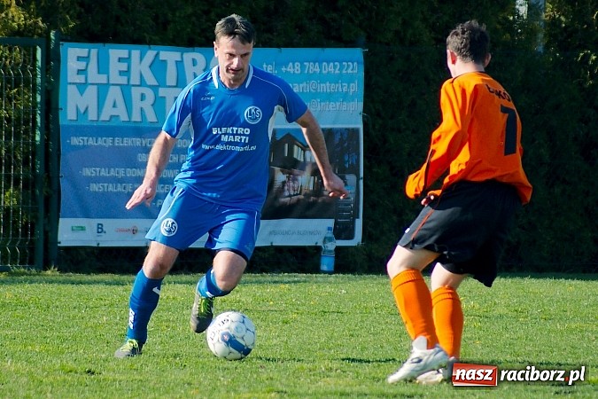 Zdjęcie w galerii na portalu naszraciborz.pl: Bartosz Cojg czarnym koniem Markowic. Rezerwy Gaszowic na kolanach wiadomości z regionu